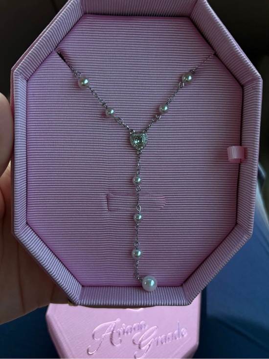 Ariana Grande Jewelry - Ariana Grande Silver Necklace with White Pearls and Heart Pendant